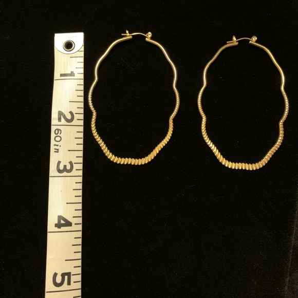 Gold hoop earrings with lever closure - Picture 2 of 3